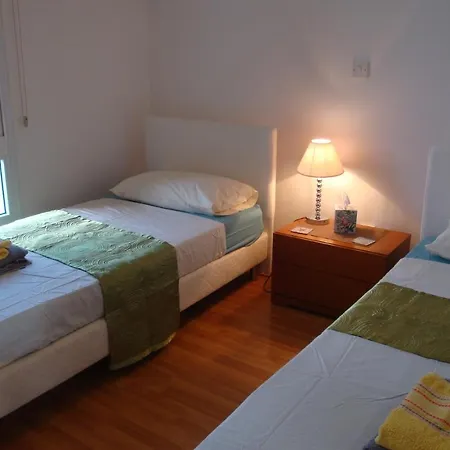 Emma's Place 폴리스